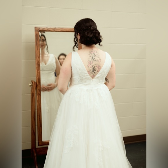 Wedding dress - David’s bridal - matching veil - princess heels - Picture 6 of 7